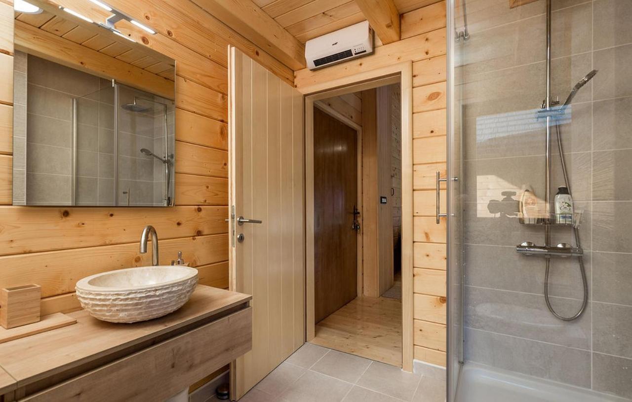 V'S Place - Wooden House With Heated Pool And Outdoor Sauna Otocac Ngoại thất bức ảnh