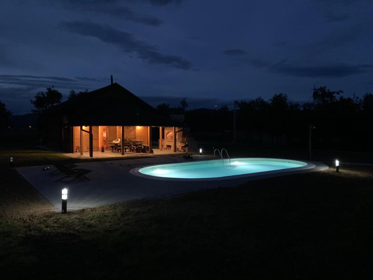 V'S Place - Wooden House With Heated Pool And Outdoor Sauna Otocac Ngoại thất bức ảnh