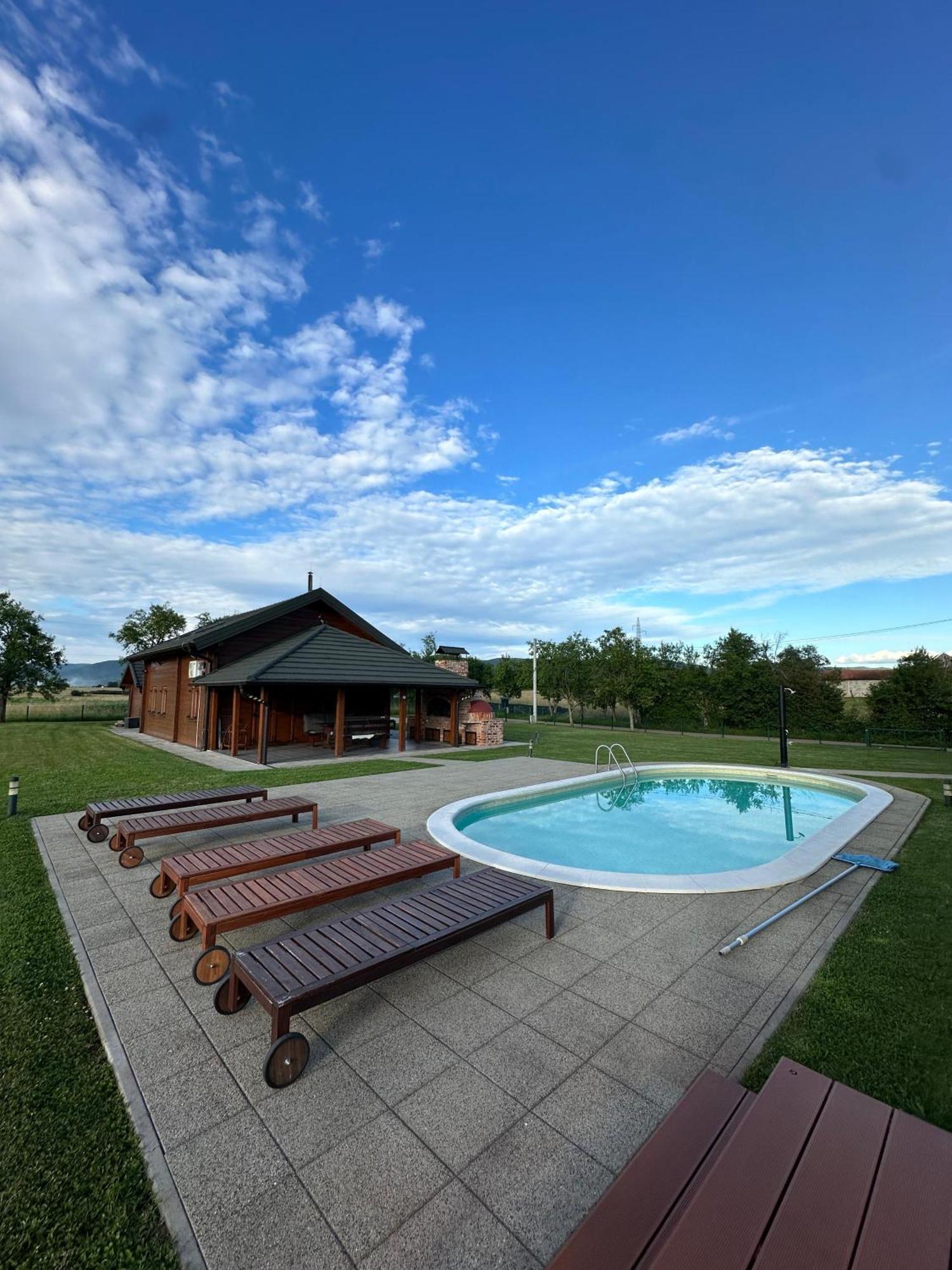 V'S Place - Wooden House With Heated Pool And Outdoor Sauna Otocac Ngoại thất bức ảnh